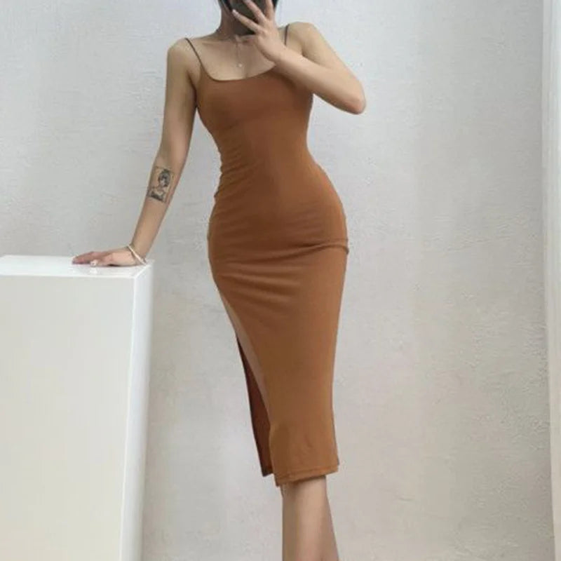 Vestido Longo Sexy com Fenda Alta – Alças Finas, Justo e Versátil para o Verão