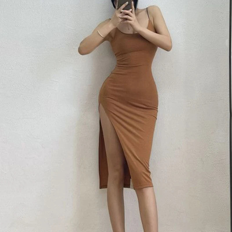 Vestido Longo Sexy com Fenda Alta – Alças Finas, Justo e Versátil para o Verão