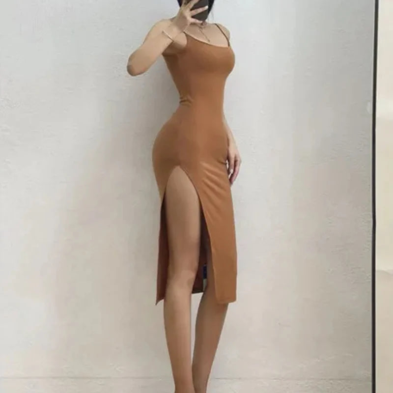 Vestido Longo Sexy com Fenda Alta – Alças Finas, Justo e Versátil para o Verão