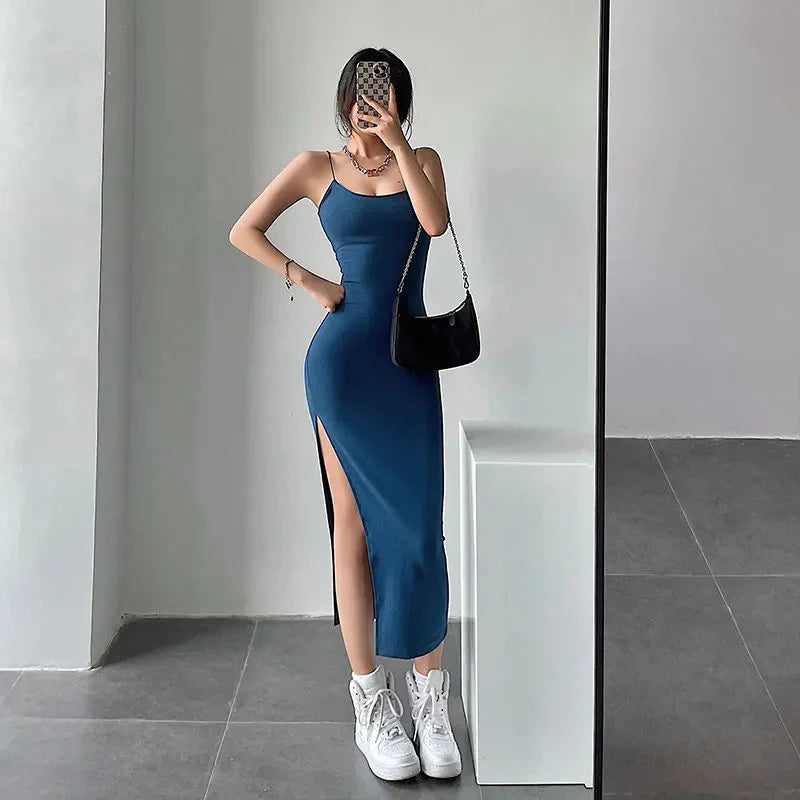Vestido Longo Sexy com Fenda Alta – Alças Finas, Justo e Versátil para o Verão