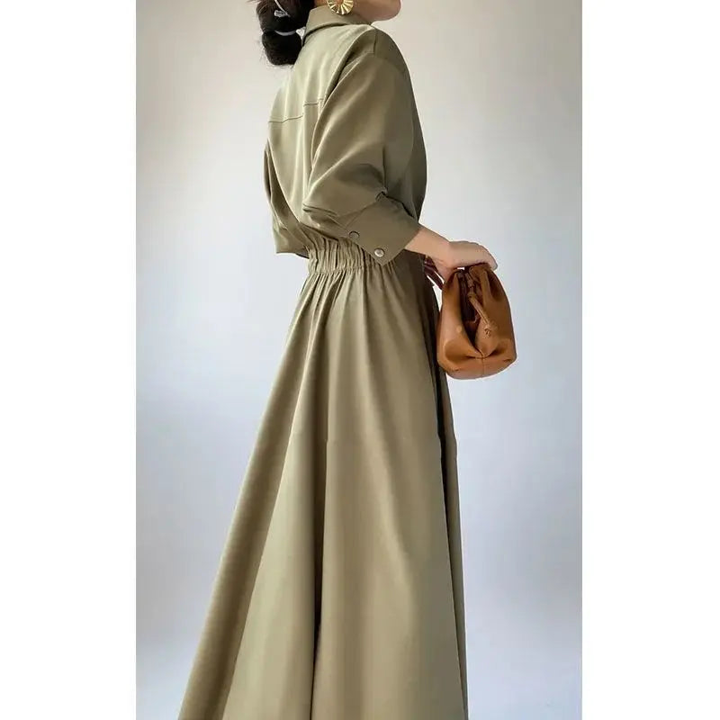 Vestido Longo Feminino Elegante com Gola Polo – Modelo de Cintura Marcada, Ideal para Outono e Verão